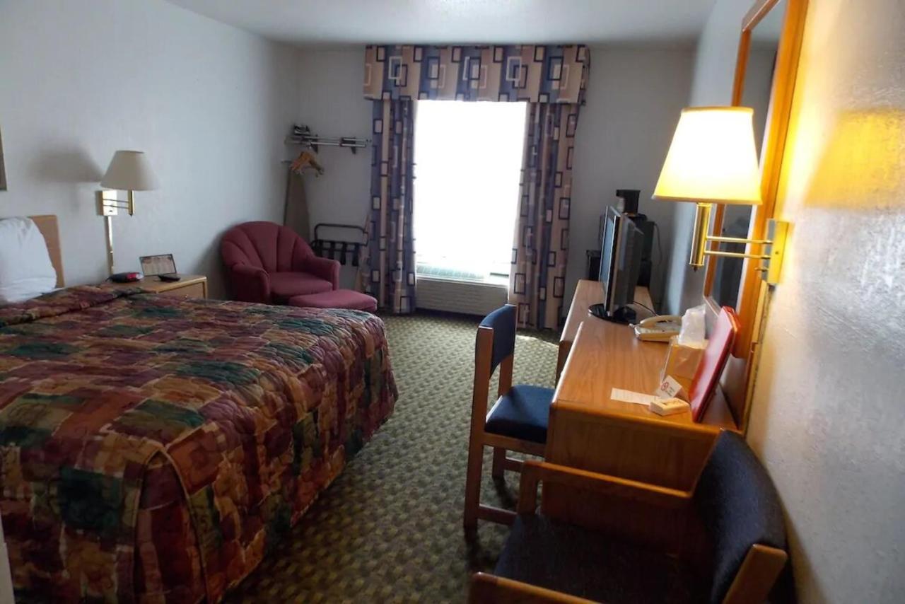 Norwood Inn And Suites - Minneapolis-St Paul Розвіль Екстер'єр фото