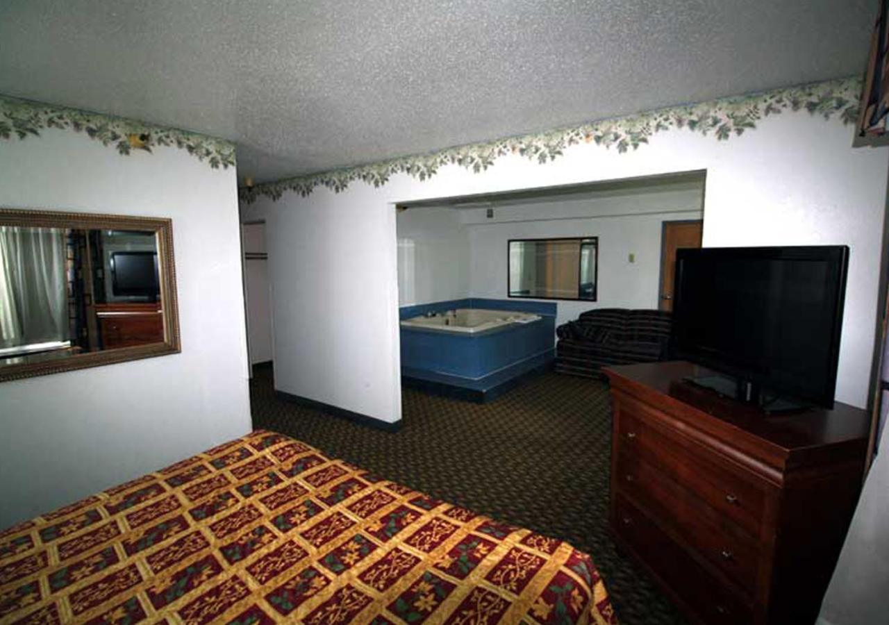 Norwood Inn And Suites - Minneapolis-St Paul Розвіль Екстер'єр фото