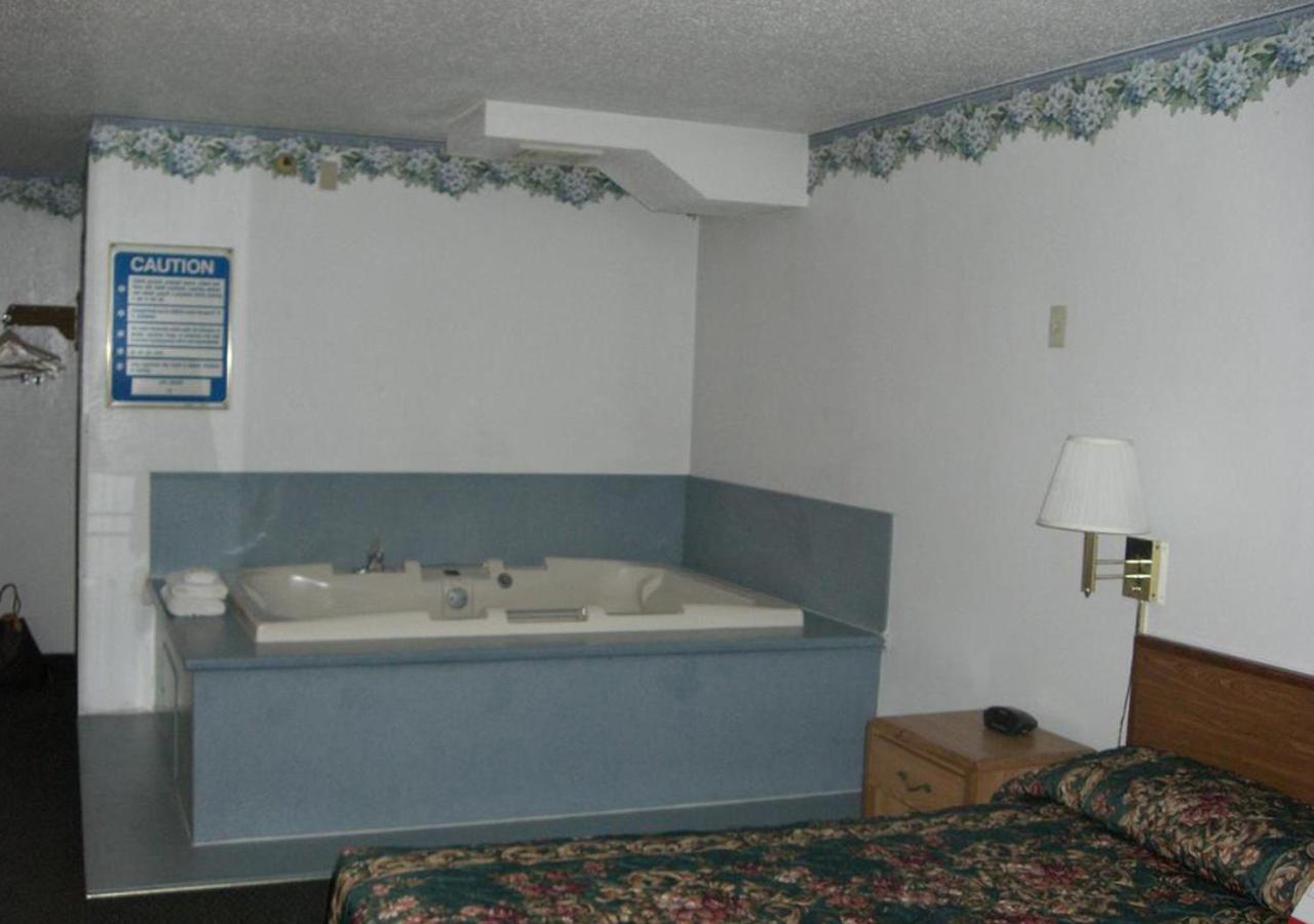 Norwood Inn And Suites - Minneapolis-St Paul Розвіль Екстер'єр фото